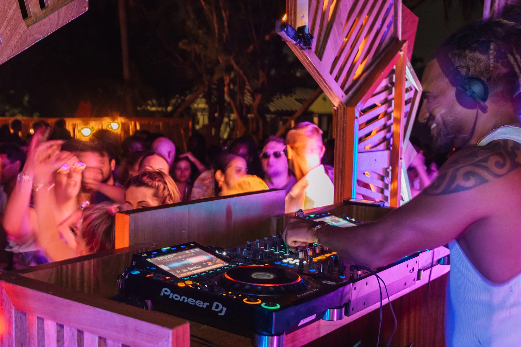 Tiago Black mixing at the decks with a crowd nearby