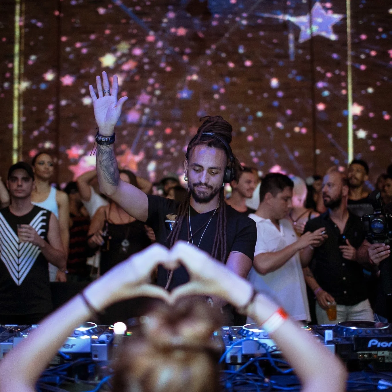 Tiago Black performing to a crowd